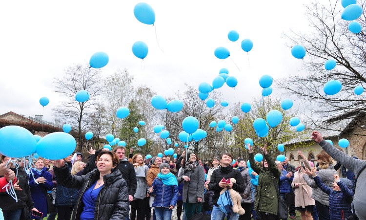 Puszczanie balonów przez uczestników spotkania