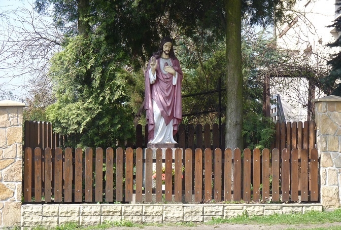 Figura Jezusa Chrystusa przy ulicy Widok